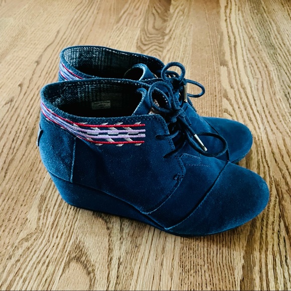 TOMS Navy Blue Embroidered Suede Wedge SZ8 - Picture 8 of 9